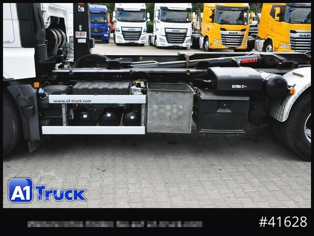 Roll-off tipper truck MAN TGX 26,500 LL, HIAB Intarder Navi Sound, Funk