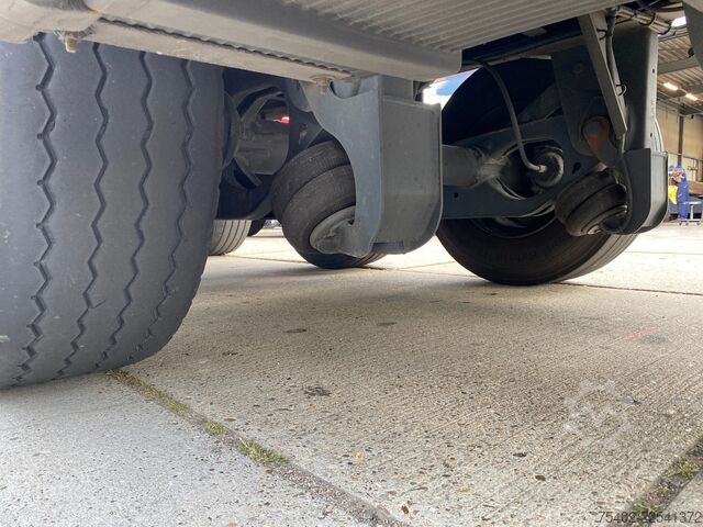 Curtain sided Pacton /Hard-Wood Floor / Steering Axle / 1x Lift Axle...