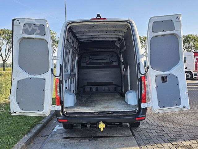 High-roof van MERCEDES-BENZ SPRINTER 311 L2H2 MBUX10  RWD