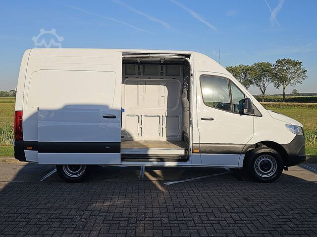 High-roof van MERCEDES-BENZ SPRINTER 311 L2H2 MBUX10  RWD