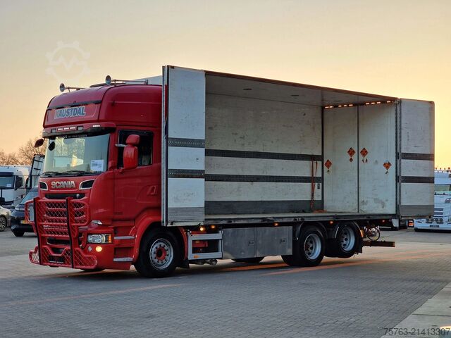 Suitcase Scania R580 V8 Topline 6x2 - Box with sidedoors - Reta...