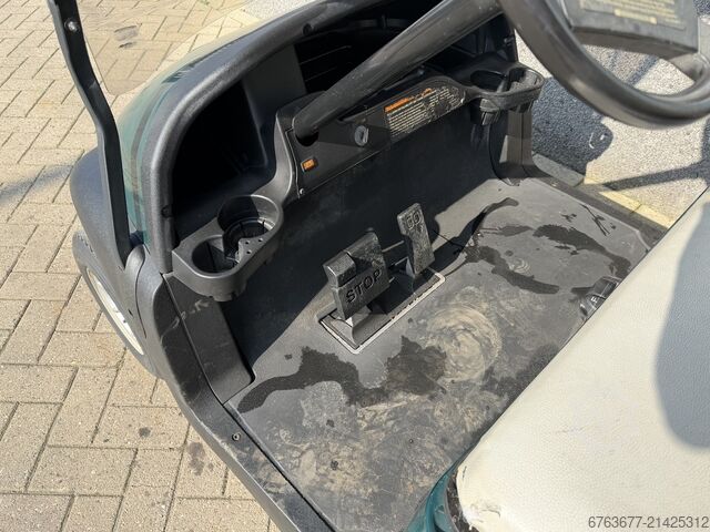 Golf car CLUBCAR PRECEDENT 4-seater Golfcart 2007 with charger CLUBCAR PRESEDENT 4 zitter Golfkar Golfcart 2007 Met Lader