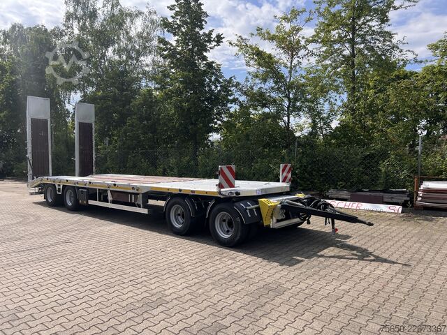 Low loader trailer Möslein T4 VB H1 gerade  neuer 4 Achs Tieflader gerade Ladefläche