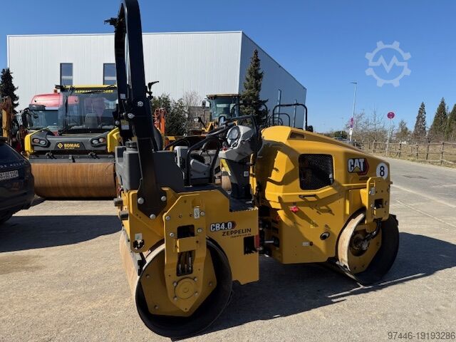 Tandem roller Caterpillar CB4.0