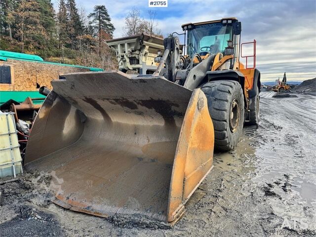 Wheel loader Volvo L180H Wheel Loader w/ Bucket.