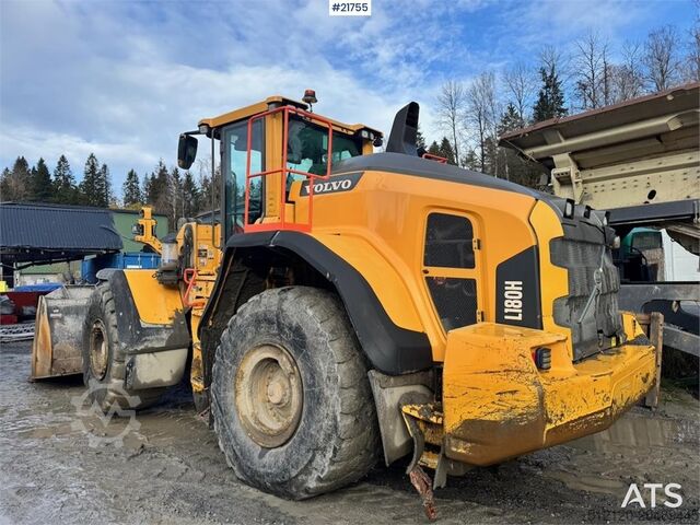 Wheel loader Volvo L180H Wheel Loader w/ Bucket.
