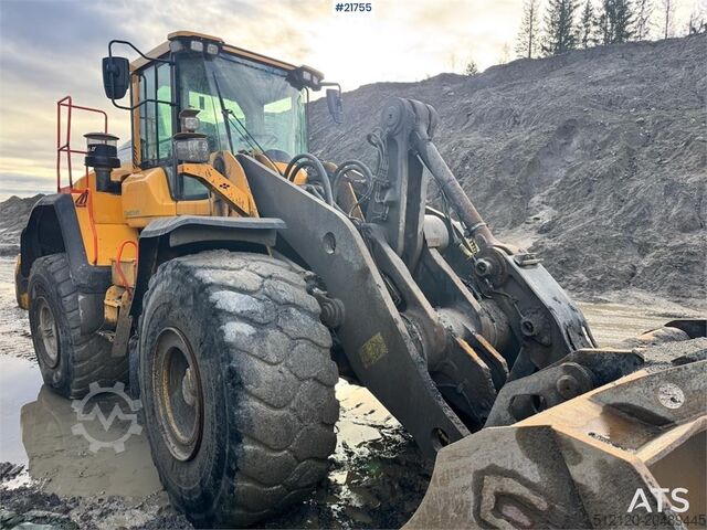 Wheel loader Volvo L180H Wheel Loader w/ Bucket.