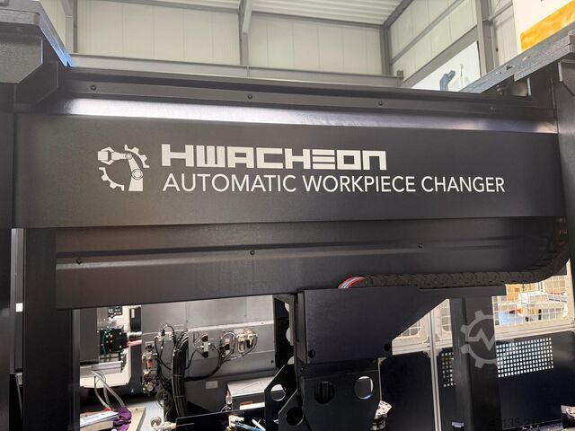 Vertical machining center HWACHEON VESTA-1000+ mit Palettenwechsler