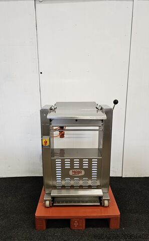 Meat processing machine MAJA ontvliesmachine EVM 437