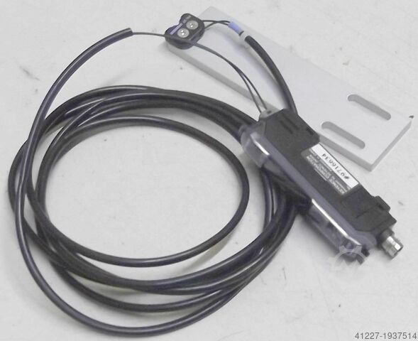 Fiber optic sensor with digital sensor Keyence FS-V31CP