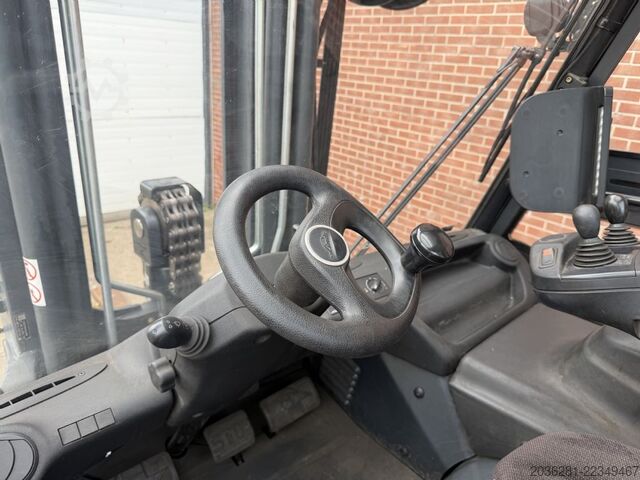 Electric 4-wheel forklift Linde E60-01