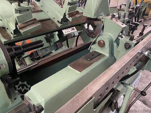 OMA \ 60 \ A Automatische Holzdrehmaschine mit Lademagazin, maximale Werkstücklänge 600 mm. OMA OMA \ 60 \ A