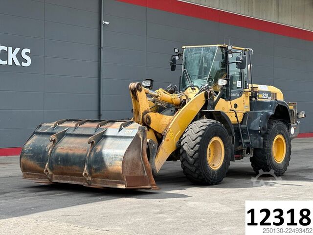 Radlader KOMATSU WA 320-7 inkl. Schaufel & Gabel