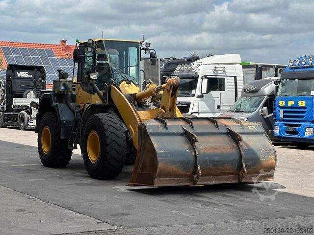 Radlader KOMATSU WA 320-7 inkl. Schaufel & Gabel