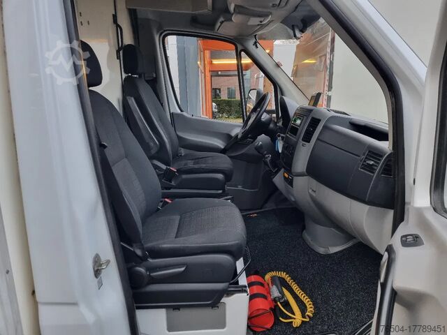 Closed box Mercedes-Benz Sprinter 516 CDI Koffer LBW Dhollandia 750KG Eu...
