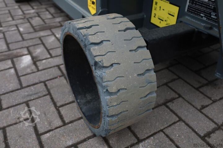 Scissor lift Holland Lift Ecostar HL-7814 Electric, 10m Working Height, 450k