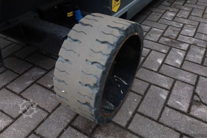 Scissor lift Holland Lift Ecostar HL-7814 Electric, 10m Working Height, 450k