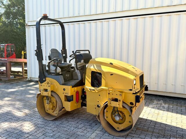 Single drum roller CATERPILLAR CB2.7 / 2018 BJ / 845 H / 2.5 Tonnen