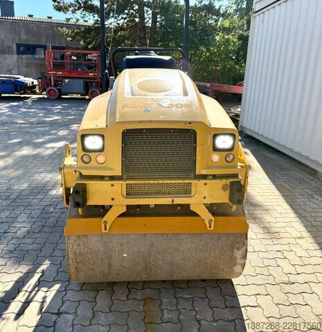 Single drum roller CATERPILLAR CB2.7 / 2018 BJ / 845 H / 2.5 Tonnen