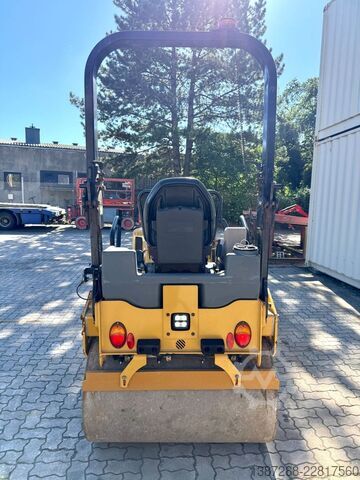 Single drum roller CATERPILLAR CB2.7 / 2018 BJ / 845 H / 2.5 Tonnen