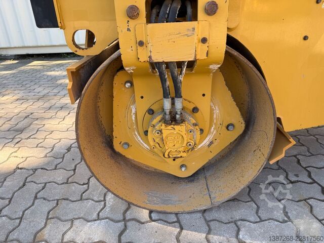 Single drum roller CATERPILLAR CB2.7 / 2018 BJ / 845 H / 2.5 Tonnen