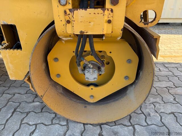 Single drum roller CATERPILLAR CB2.7 / 2018 BJ / 845 H / 2.5 Tonnen