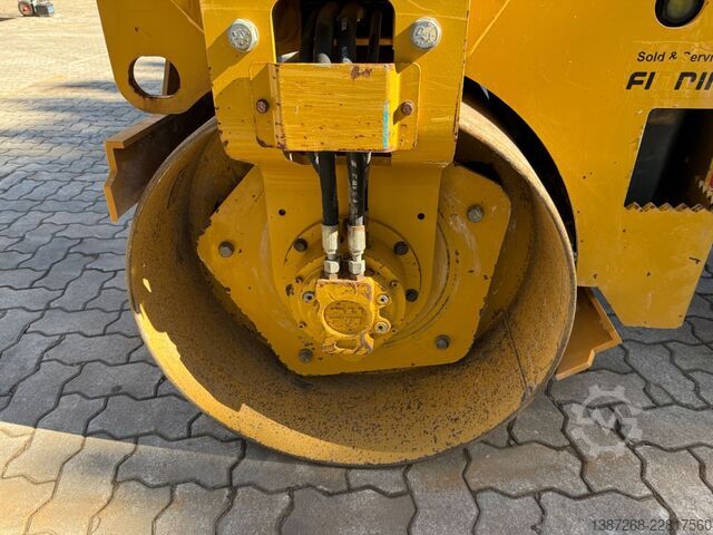 Single drum roller CATERPILLAR CB2.7 / 2018 BJ / 845 H / 2.5 Tonnen