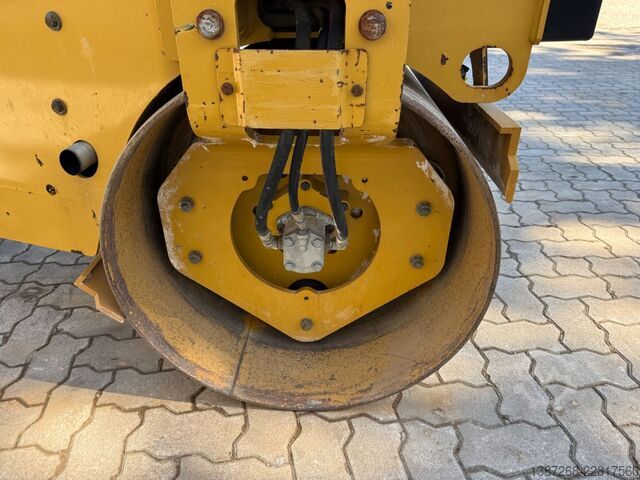 Single drum roller CATERPILLAR CB2.7 / 2018 BJ / 845 H / 2.5 Tonnen