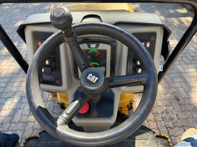 Single drum roller CATERPILLAR CB2.7 / 2018 BJ / 845 H / 2.5 Tonnen