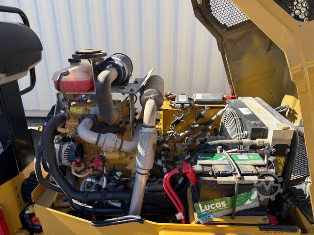 Single drum roller CATERPILLAR CB2.7 / 2018 BJ / 845 H / 2.5 Tonnen