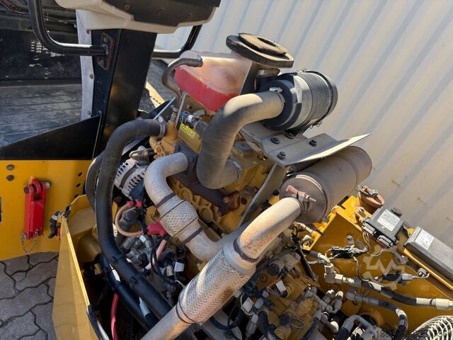 Single drum roller CATERPILLAR CB2.7 / 2018 BJ / 845 H / 2.5 Tonnen