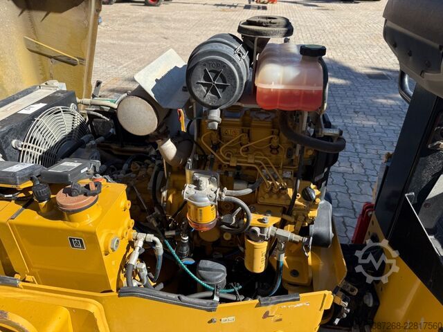 Single drum roller CATERPILLAR CB2.7 / 2018 BJ / 845 H / 2.5 Tonnen