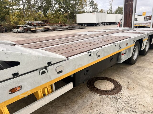Low loader semitrailer Möslein ST 3  3 Achs Satteltieflader neu