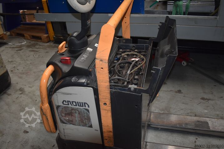 Electric pallet truck with platform Crown WE 3000