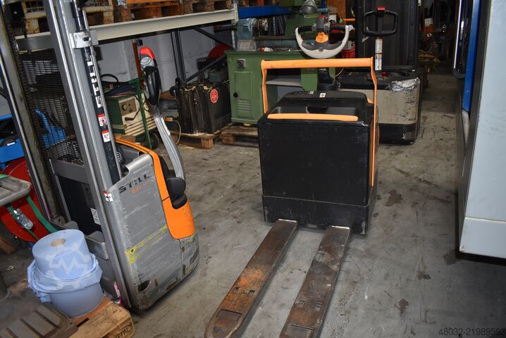 Electric pallet truck with platform Crown WE 3000