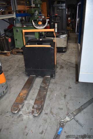 Electric pallet truck with platform Crown WE 3000