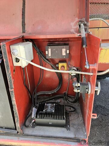 Scherenarbeitsbühne mit 15 m Hubhöhe Holland Lift HL Q 135 EL 18