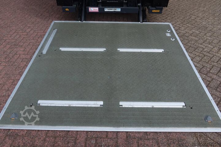 Refrigerated/freezer transport FUSO Canter 9 C 18 Thermoking V500 Max+ Palfinger 15...