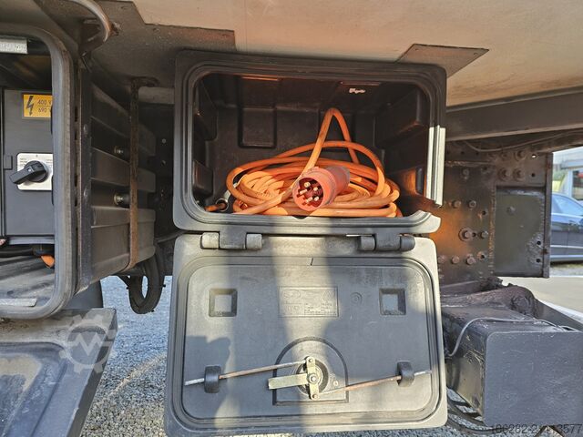 LKW mit Kühlkoffer VOLVO FM330 6x2 FRIGOBLOCK Multizone Lenk u. L