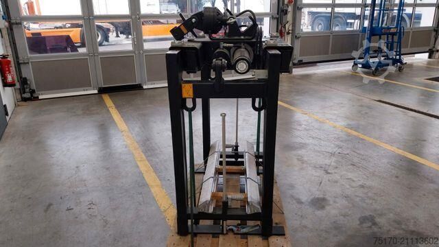 Construction machine Kinshofer Palettenzange / Zange KM 332 V - 1100