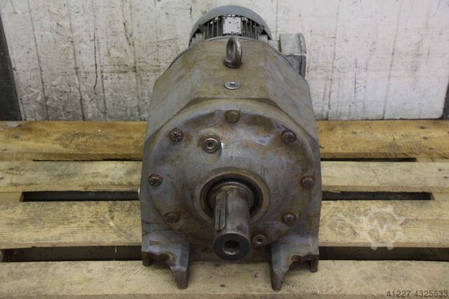 Gear motor 2.2 kW 11 rpm Lenze R93 DFT100LS4/TF