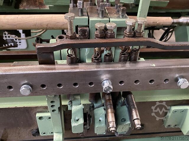 OMA 90/A automatische Holzdrehmaschine mit Lademagazin, maximale Werkstücklänge 900 mm. OMA OMA 90/A