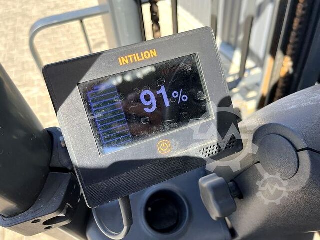 Electric 3-wheel forklift Linde E12-02
