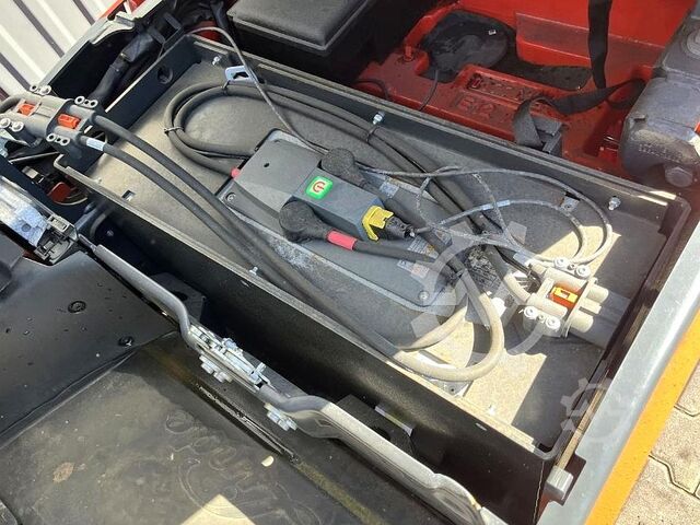 Electric 3-wheel forklift Linde E12-02