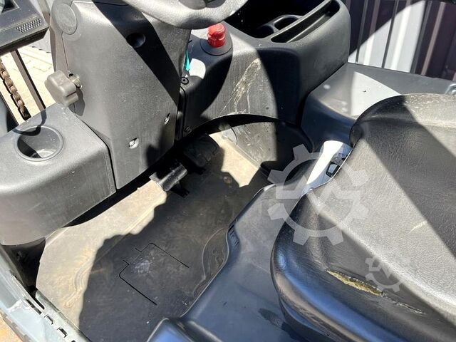 Electric 3-wheel forklift Linde E12-02