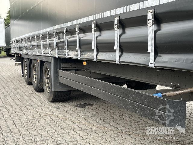 Auflieger mit Pritsche & Plane Schmitz Cargobull Curtainsider Mega Getränke