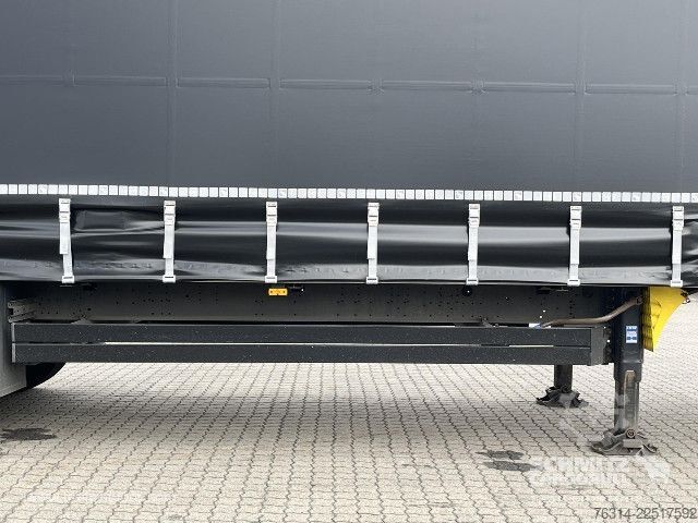 Auflieger mit Pritsche & Plane Schmitz Cargobull Curtainsider Mega Getränke