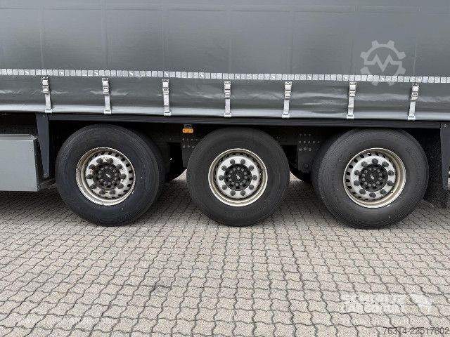 Auflieger mit Pritsche & Plane Schmitz Cargobull Curtainsider Standard Getränke