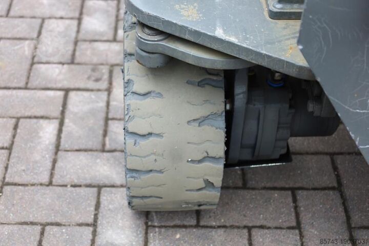 Scissor lift Holland Lift Ecostar HL-7814 Electric, 10m Working Height, 450k