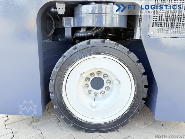 4-way forklift Combilift CB3000 GAS TRIPLEX 4900 FREE-LIFT